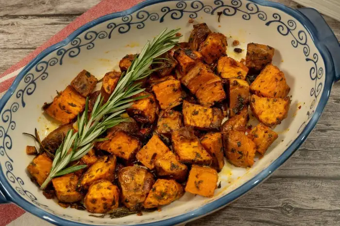 Batatas harra, papas libanesas con ajo, cilantro y chile