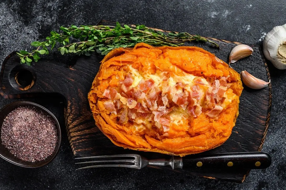 Boniato asado relleno de pollo y vegetales