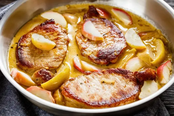 Chuletas de cerdo en salsa de manzanas, una receta jugosa con un toque dulce