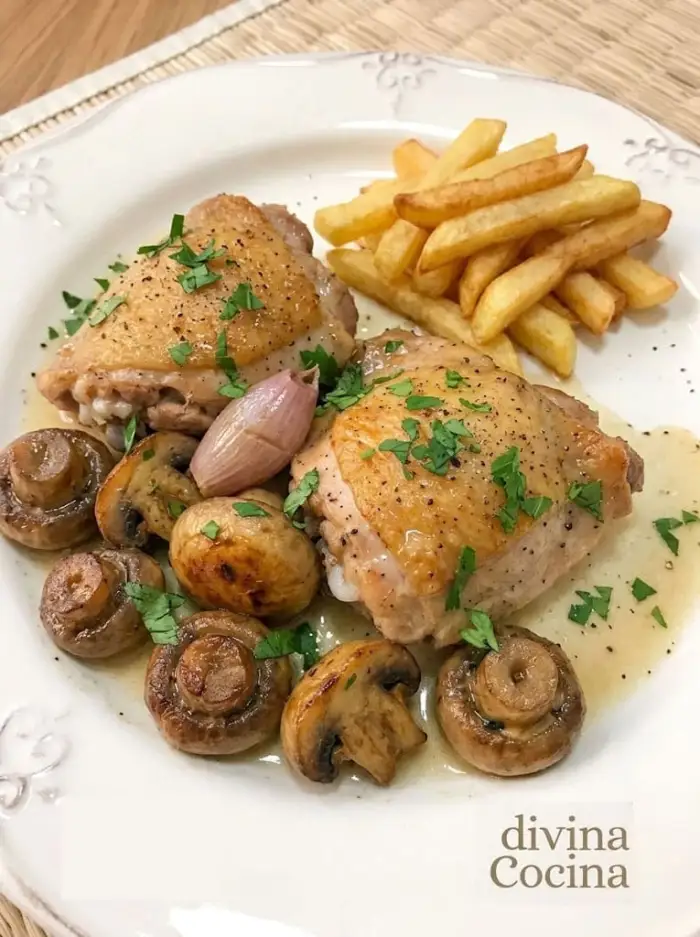 Cómo cocinar pollo en la freidora de aire con champiñones y cebollitas