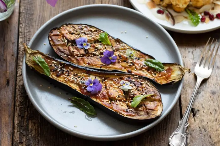 Cómo hacer berenjenas glaseadas con miso y sésamo