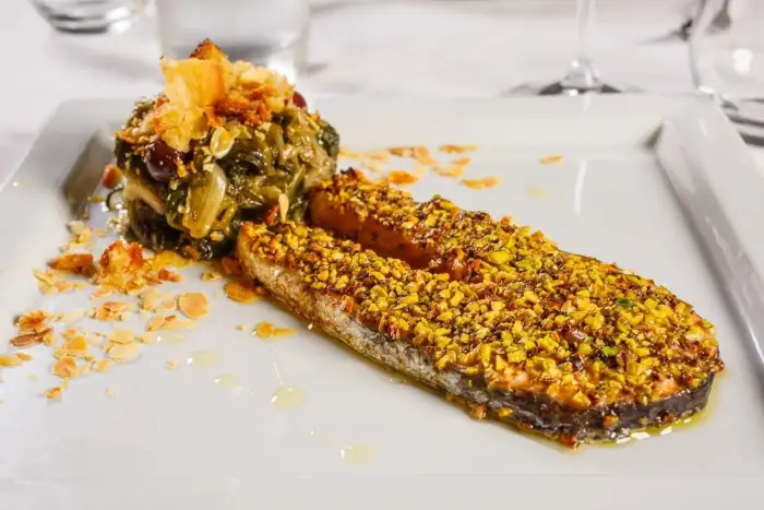 Cómo hacer salmón con costra de pistacho
