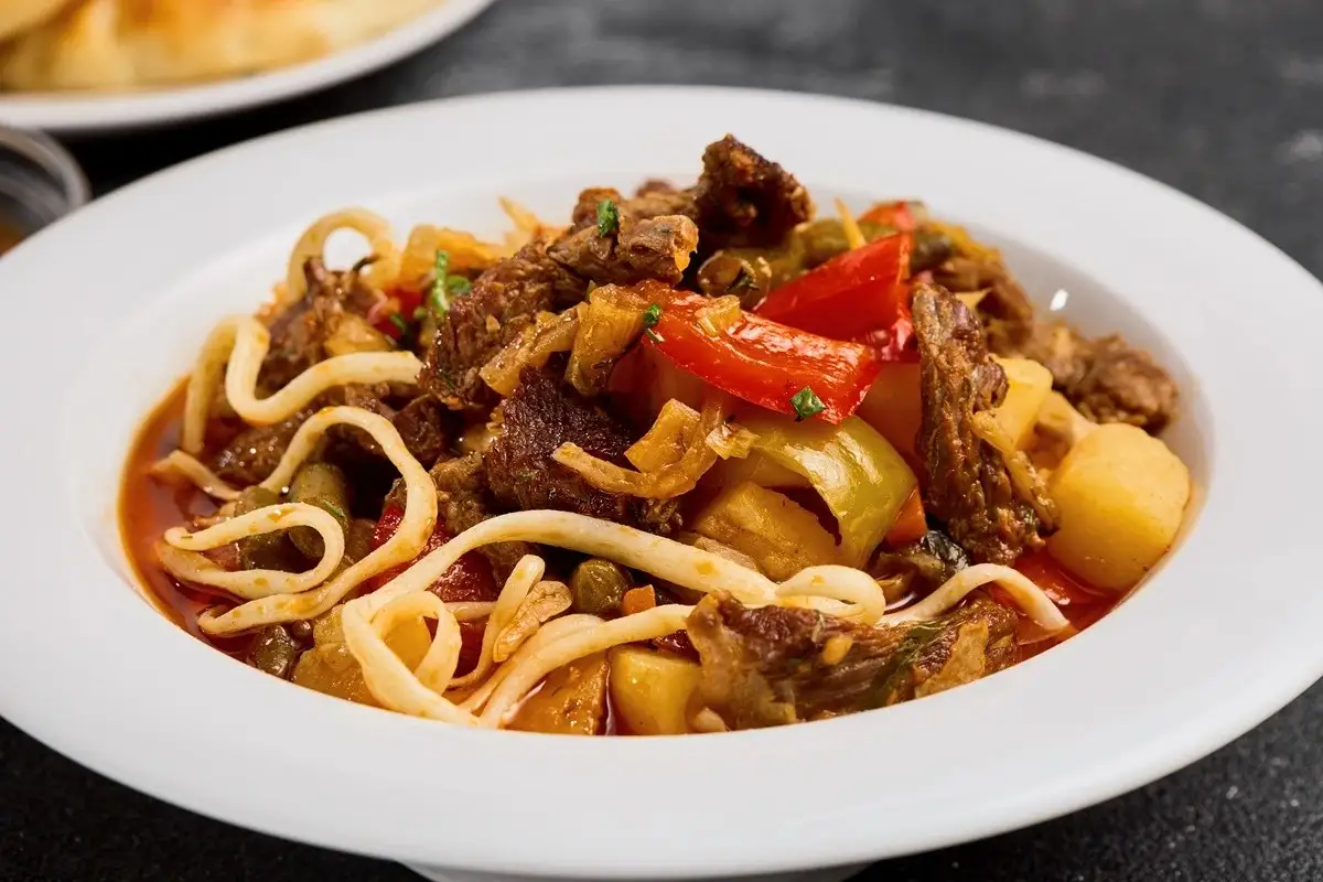 Cómo hacer un delicioso guiso de fideos con papa y carne