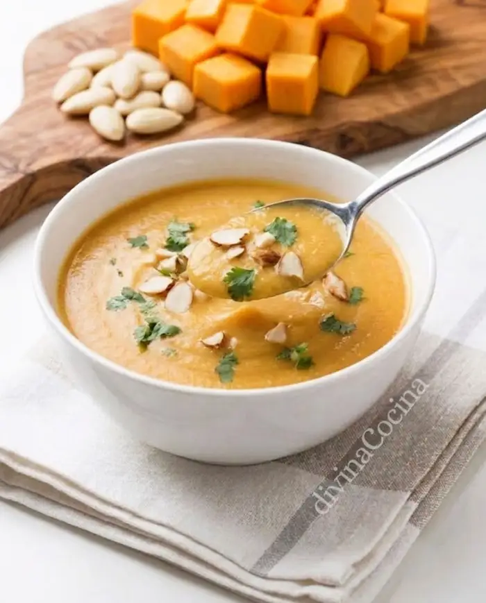 Crema de calabaza asada con almendras