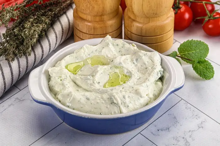 Dip de queso feta batido con miel y chile, receta fácil