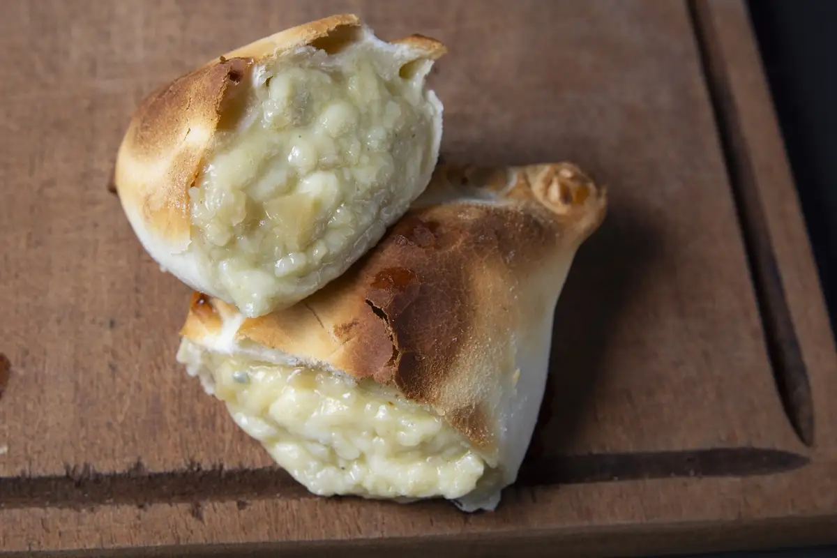Empanadas de cebolla y queso fáciles y caseras