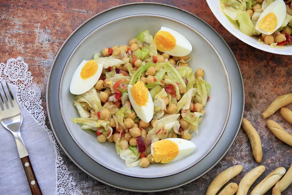Ensalada de garbanzos con vinagreta de pimientos