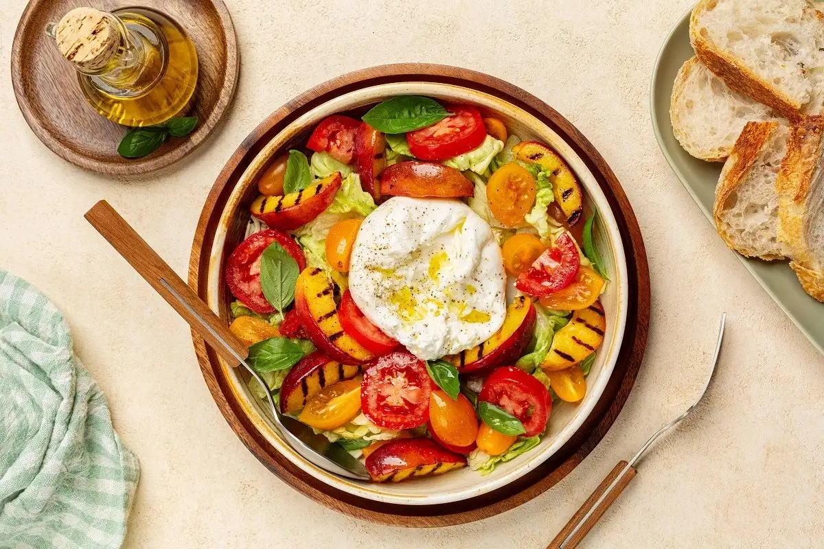 Ensalada de tomates con durazno y burrata, paso a paso