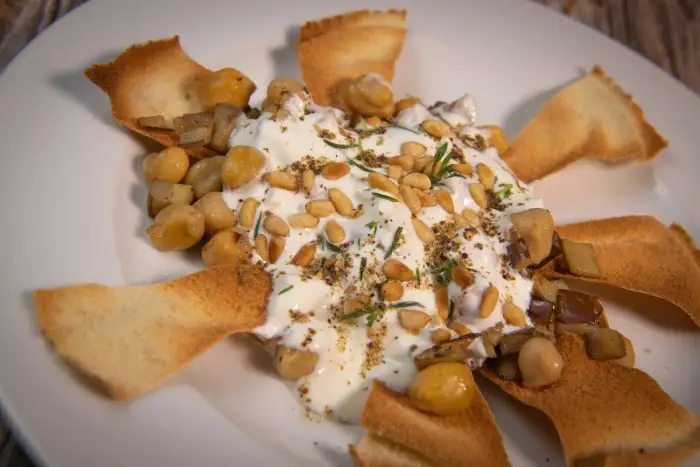 Fatteh de garbanzos, receta árabe con pan y yogur