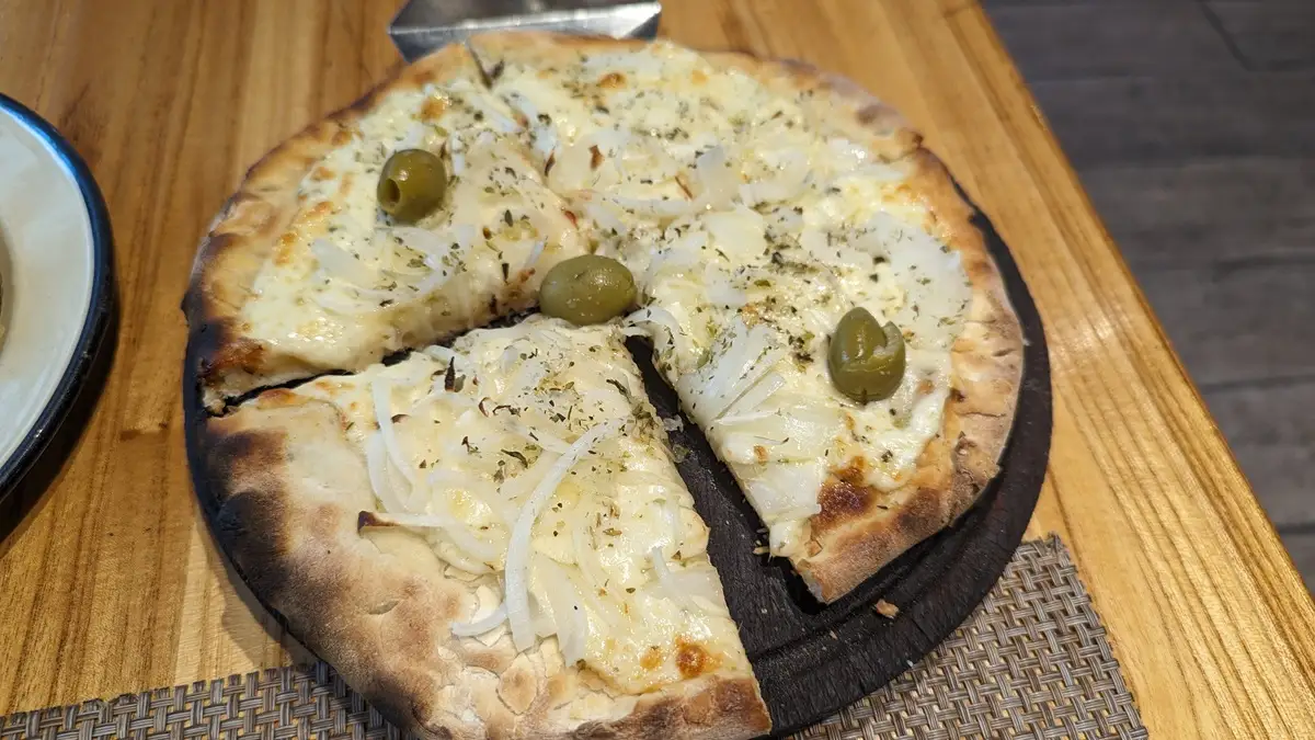 Fugazzeta argentina, la pizza rellena de queso y cebolla