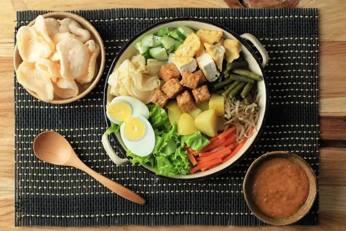 Gado-gado, ensalada indonesia con salsa de maní