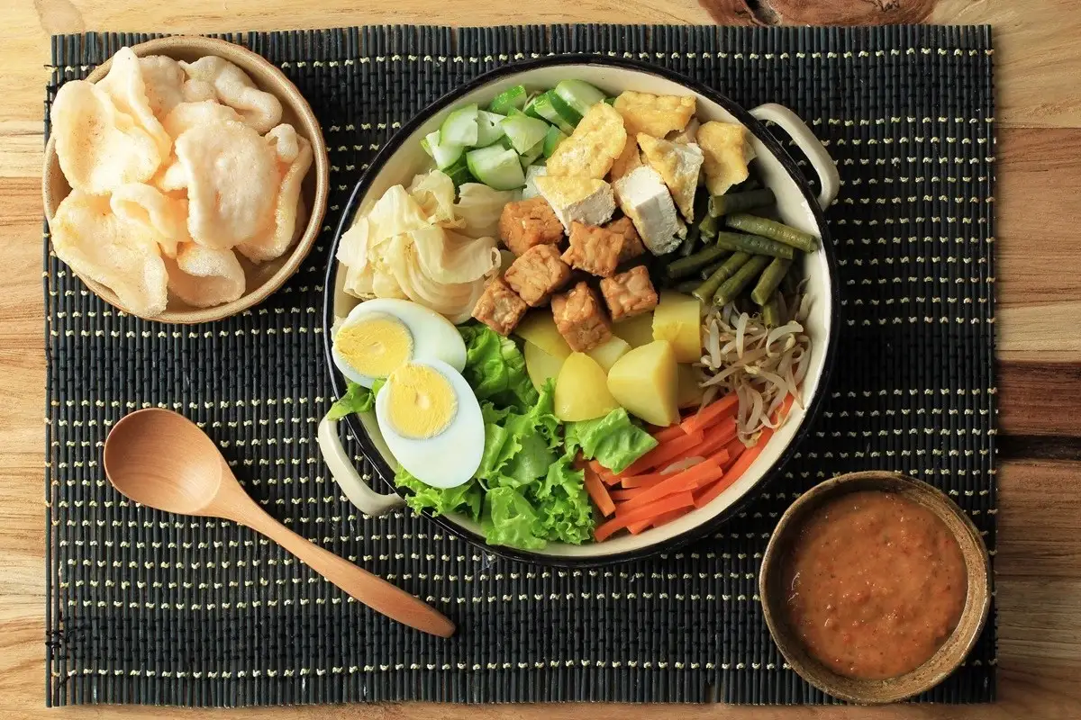 Gado-gado, ensalada indonesia con salsa de maní