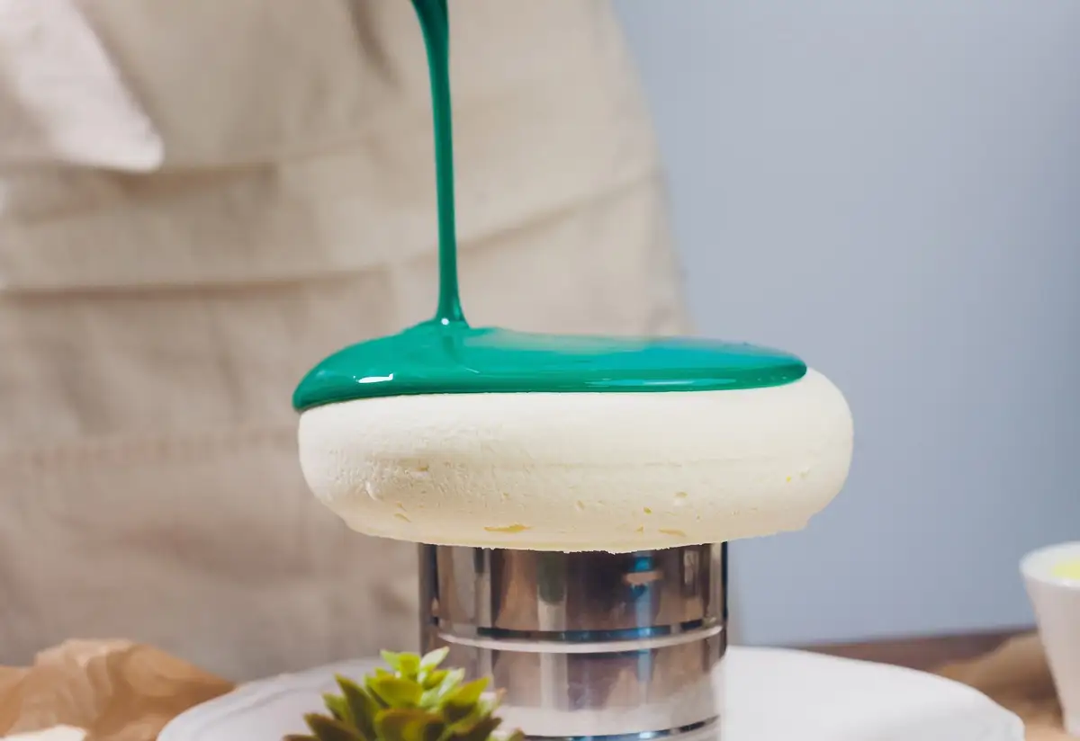 Glaseado espejo: receta fácil para tortas y mousses