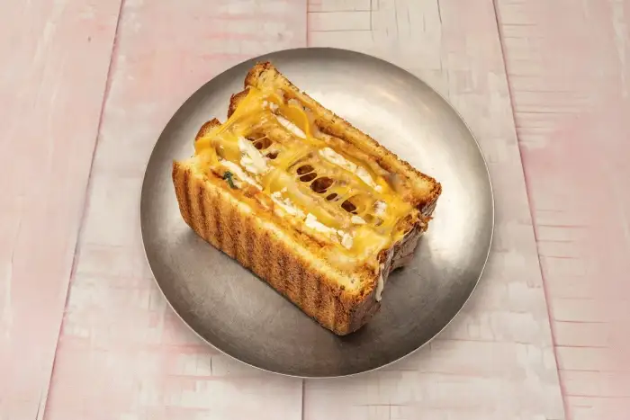 Grilled cheese de cebolla caramelizada, una receta clásica