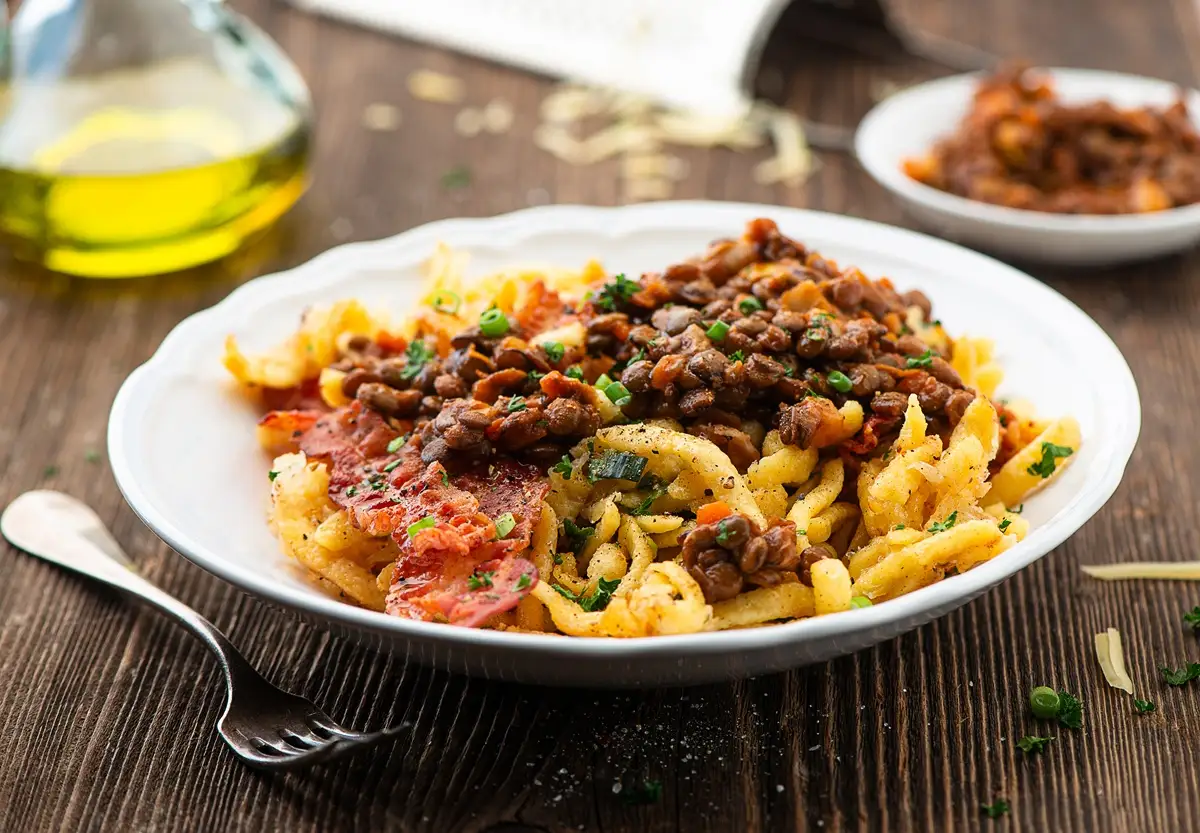 Guiso de fideos con lentejas: receta saludable