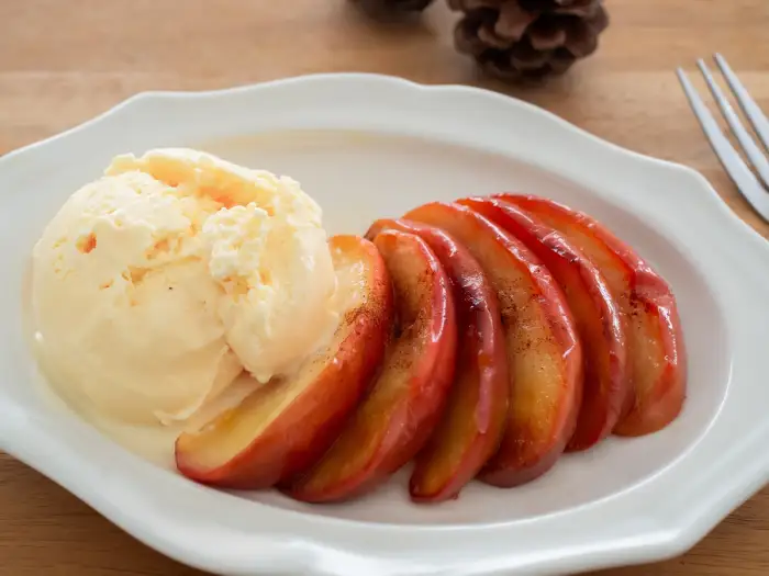 Manzanas horneadas con nueces, miel y canela