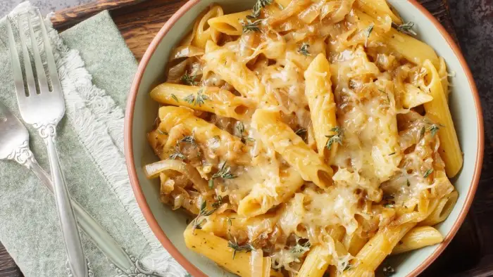 Pasta con cebolla caramelizada y queso crema, receta fácil