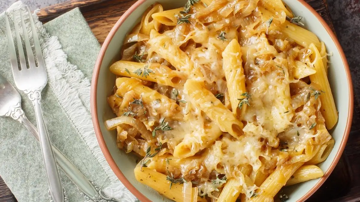 Pasta con cebolla caramelizada y queso crema, receta fácil
