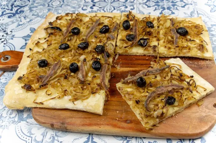 Pissaladière, tarta francesa de cebolla, anchoas y aceitunas