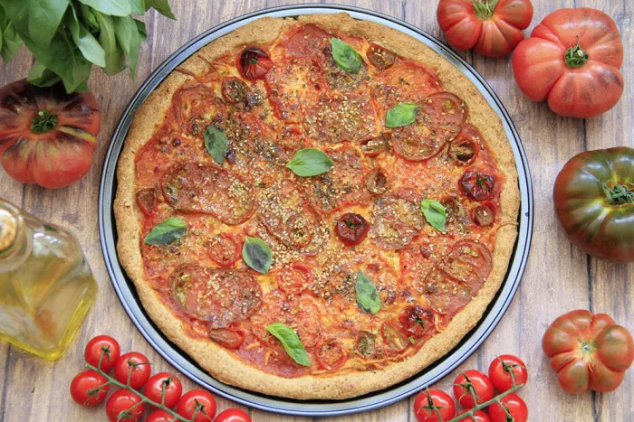 Pizza integral con tomate y mozzarella