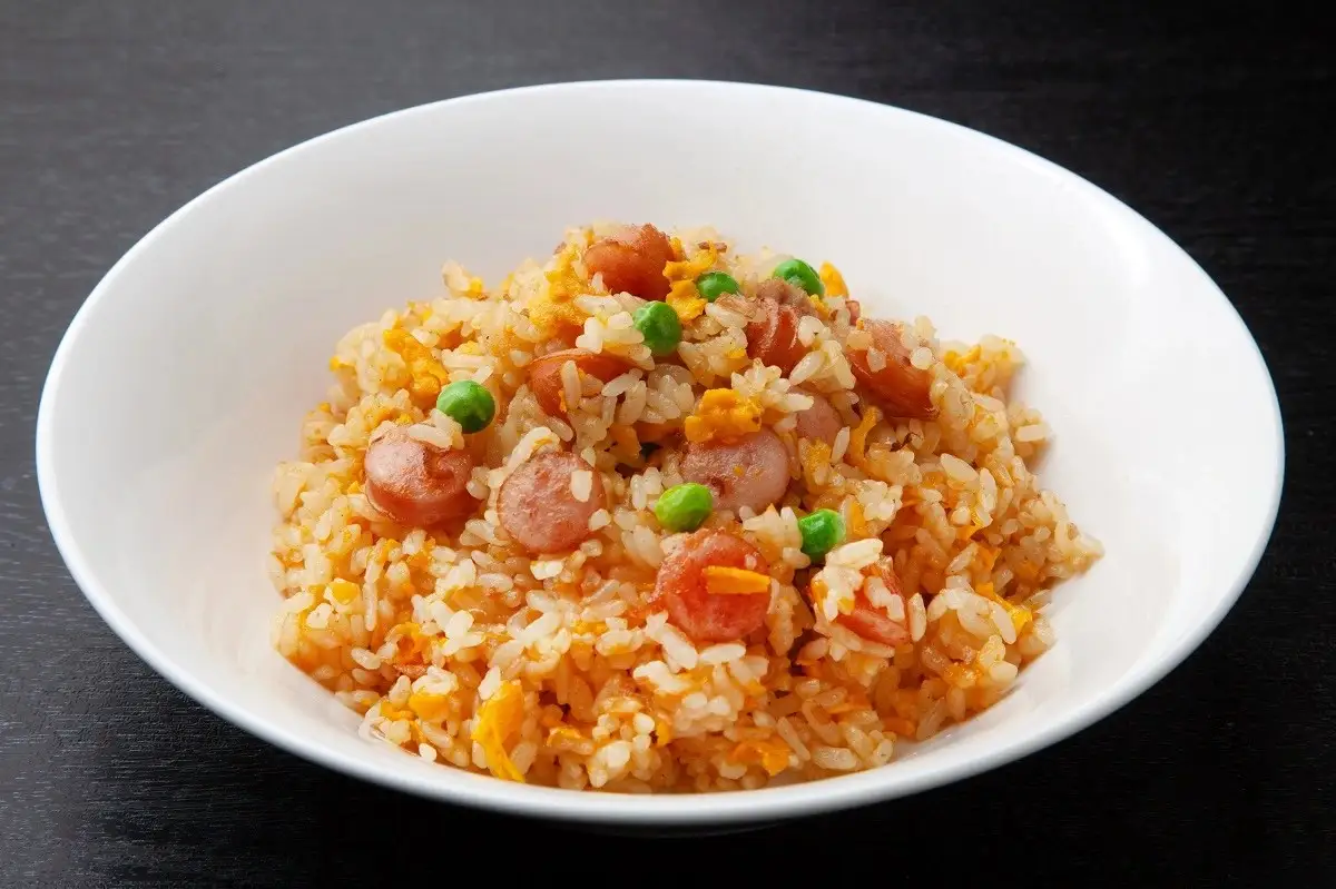 Prepara en casa este arroz con salchichas y champiñones