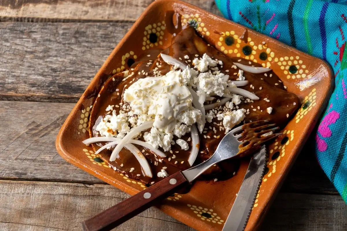 Prepara estas ricas enmoladas de plátano macho