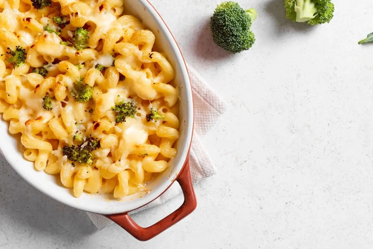 Prepara macarrones con coliflor, brócoli y queso en casa