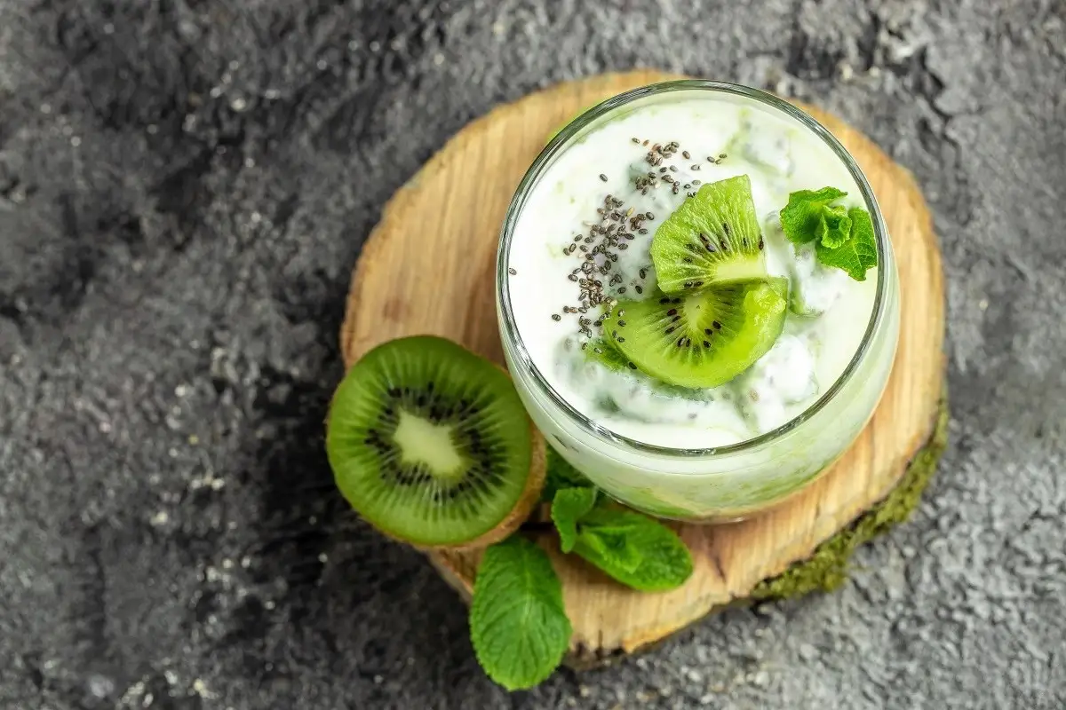 Prepara un rico mousse de yogur con kiwi