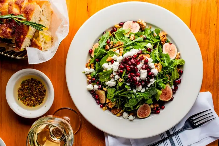 Prepara una ensalada de col con granada, muy fresca