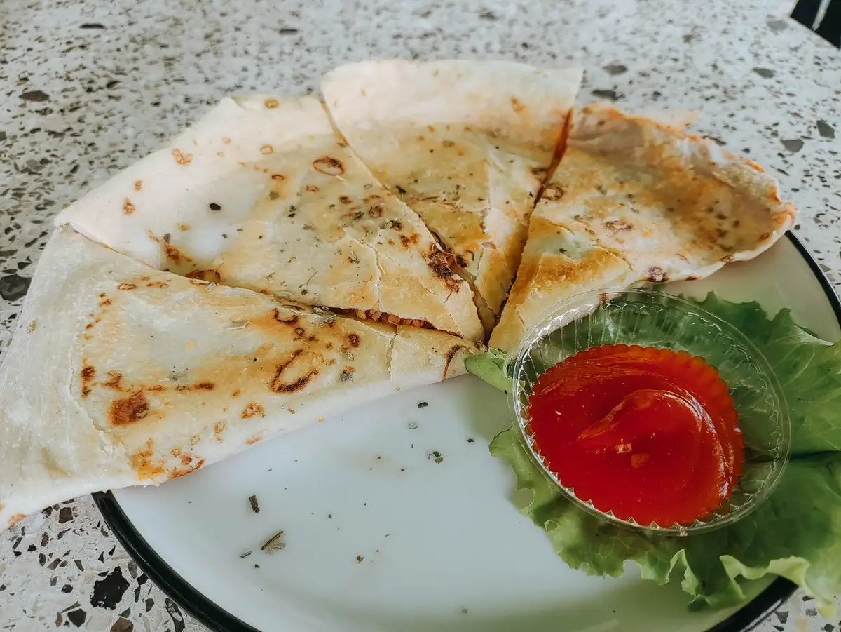 Quesadillas con salsa roja: fáciles y deliciosas