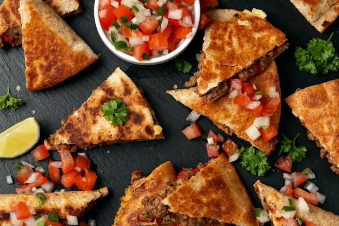 Quesadillas mexicanas con pico de gallo fresco