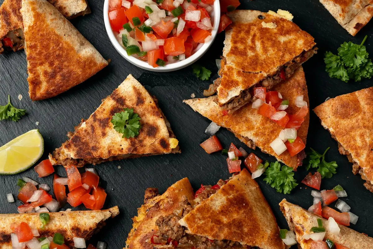 Quesadillas mexicanas con pico de gallo fresco