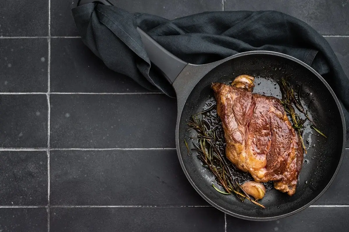 Receta de bistec con mantequilla de ajo y hierbas