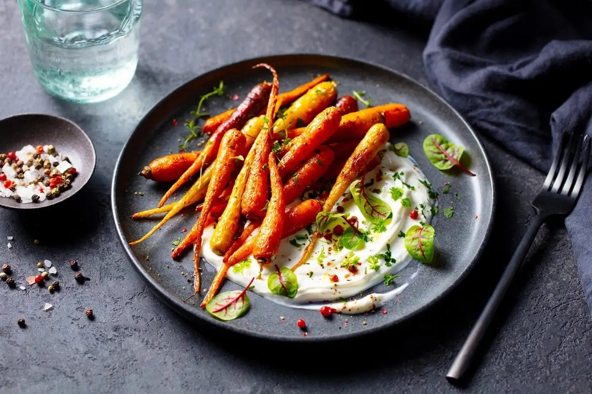 Receta de ensalada de zanahoria asada con yogur y pistachos