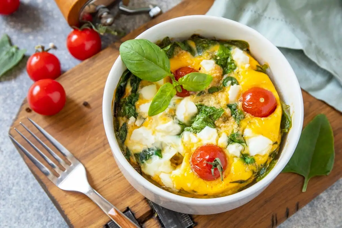 Receta de huevos al horno con queso feta y tomates