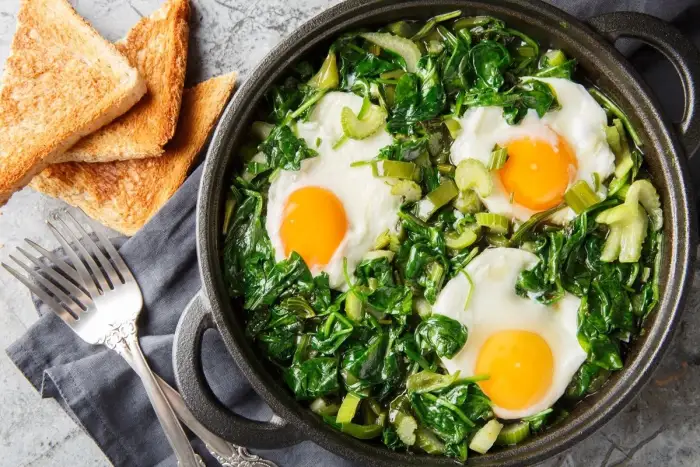 Receta de shakshuka verde, paso a paso