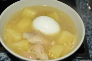 Sopa de pollo y fideos