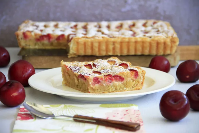 Tarta de hojaldre con ciruelas y almendras