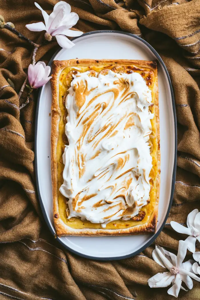 Tarta de plátano y hojaldre con crema pastelera