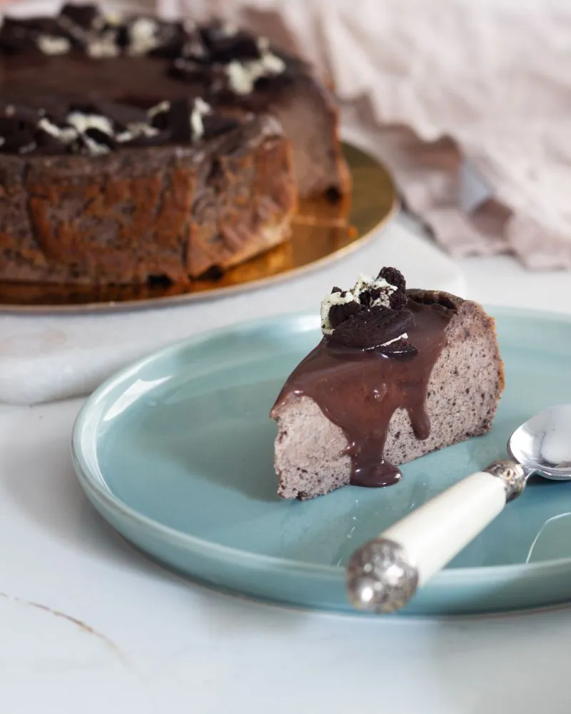 Tarta de queso con Oreo sin gluten (cremosa y fácil)