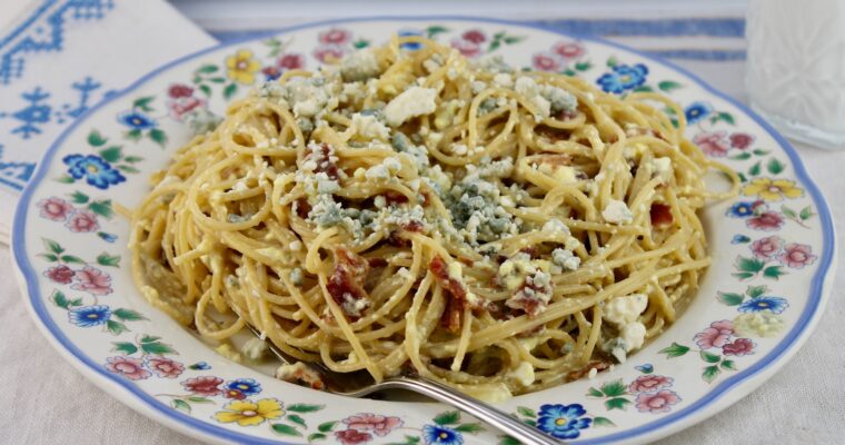 Tallarines con salsa de queso azul y bacon en con MAMBO