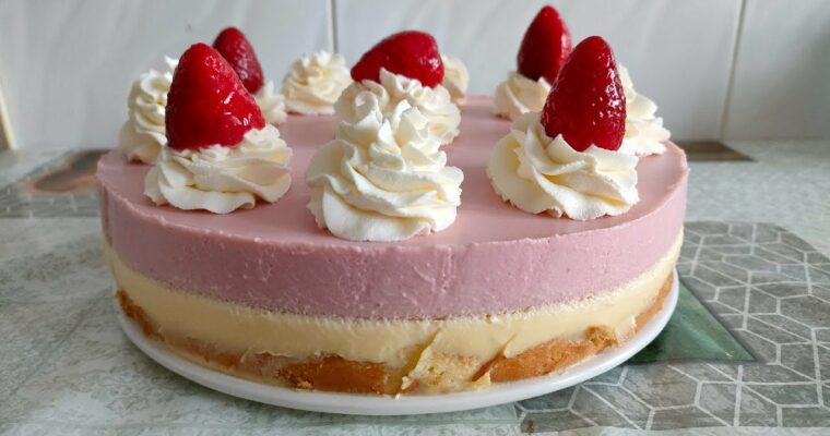 Tarta de fresa con conguitos y cobertura de chocolate blanco con MAMBO