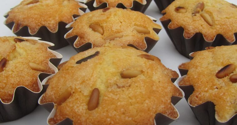 Magdalenas de nata y piñones con MAMBO