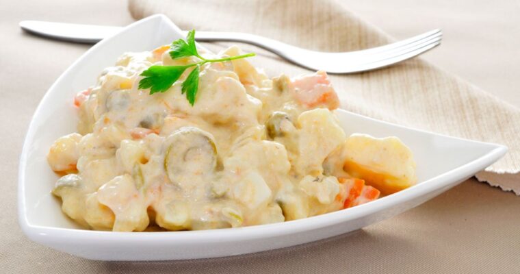 Celebra la Navidad con estilo: Descubre la receta de Ensaladilla rusa de Navidad con gambas y huevas rojas utilizando tu Thermomix