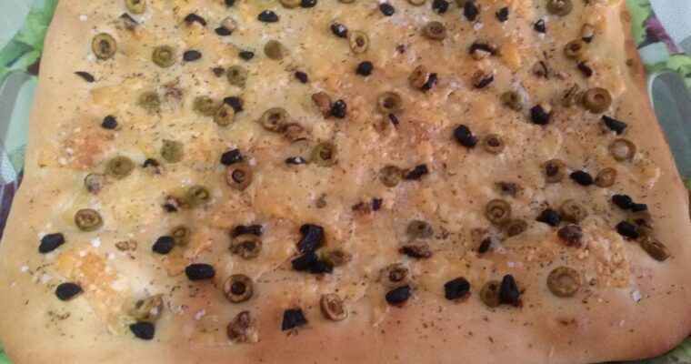 Focaccia de ajo negro con MAMBO