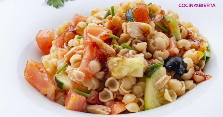 Descubre la deliciosa receta de ensalada de pasta de maíz con vinagreta de naranja hecha con Thermomix