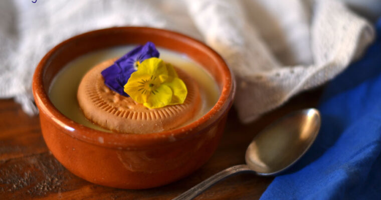 Deliciosas natillas de vainilla con espuma de leche y polvo de naranja: una receta irresistible con Thermomix