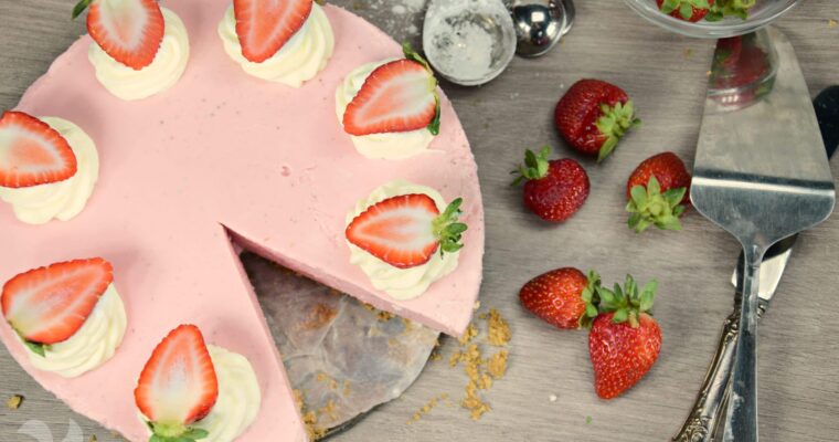 Deléitate con esta receta fácil de Tarta de queso y fresa con Thermomix