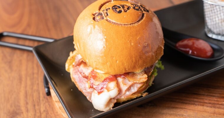 The Perfect Fusion: Exploring the Delicious Blend of Flavors in Hamburguesa de Pollo con MAMBO