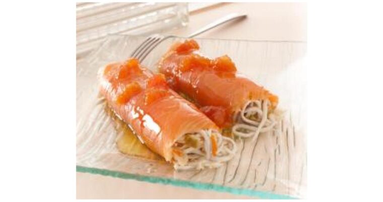 Deléitate con esta receta de Rollitos de salmón ahumado rellenos de gulas con vinagreta de tomate con Thermomix
